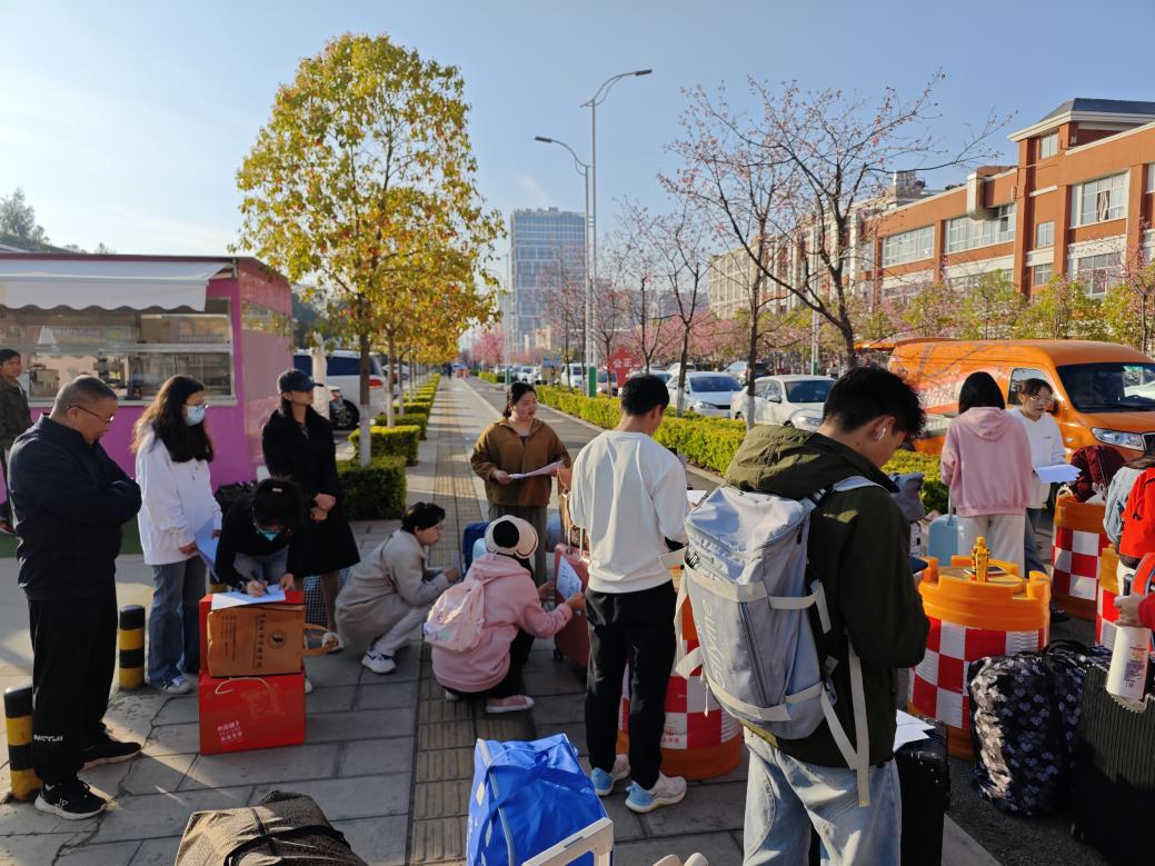 以行践学，蓄力启航——高职学院组织22级小学教育专业学生赴沾益开展集体实习活动 第 3 张